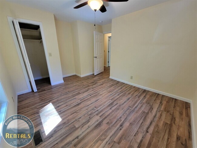 Building Photo - 733 Forest Hills Dr