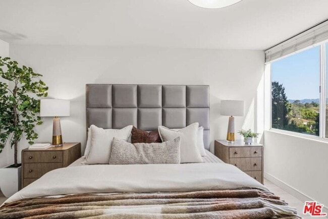 Building Photo - 10747 Wilshire Blvd