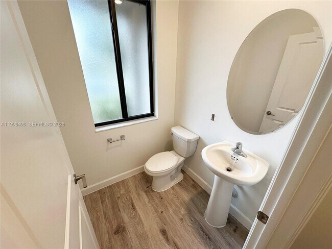 Building Photo - 949 NE 211th St