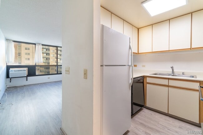Building Photo - 1BR/1BA/1 parking in Royal Capitol Plaza.