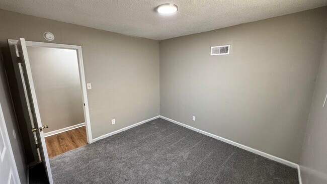 Building Photo - 2434 Vollintine Ave