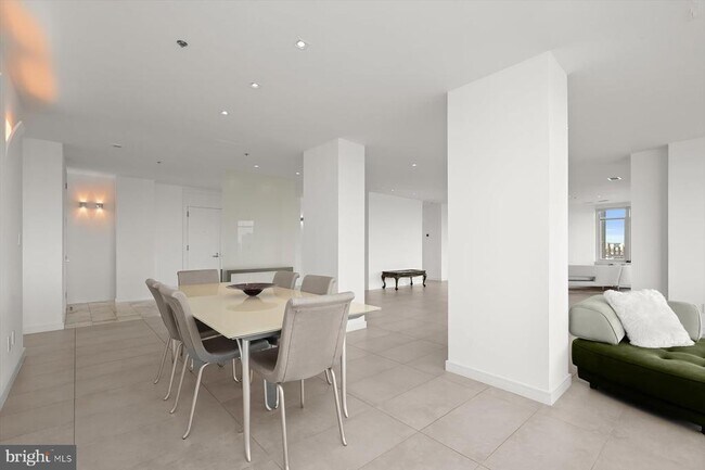 Building Photo - 100 Harborview Dr