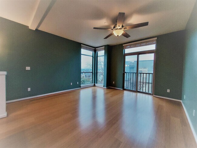 Building Photo - 2 Bed - 2 Bath Townhome in Downtown Tacoma!