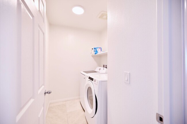 Building Photo - Henderson Townhome for rent