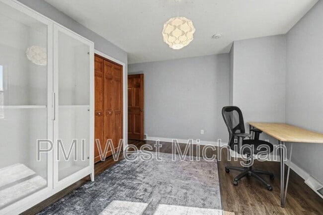 Building Photo - 6593 Crownpointe Dr SW