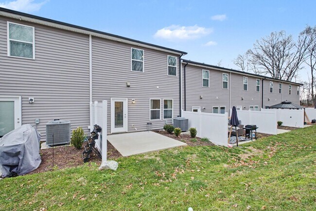 Building Photo - FOR LEASE- 3 BED 2.5 BATH TOWNHOME IN LEBANON TN!