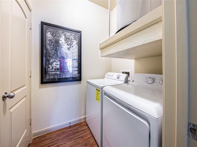 Building Photo - Resort-Style Comfort in Richmond!