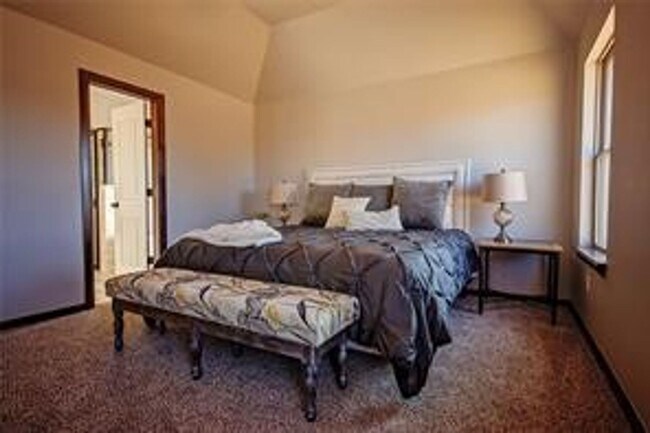Building Photo - 3 Bed | 2 Bath | 2 Car Garage - Bungalow S...