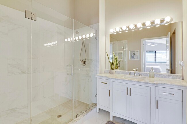 Building Photo - 360 Bella Vista Ct N