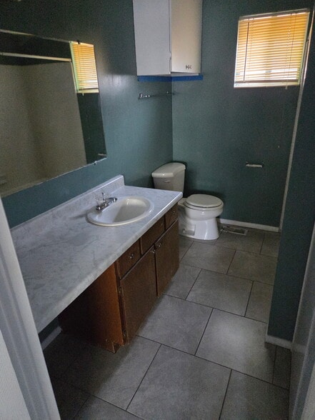 Building Photo - 979 S Lake St