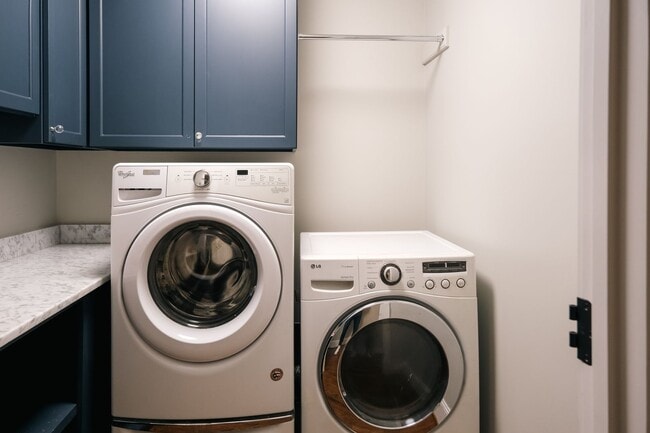 Building Photo - Luxury 4br/3.5ba house