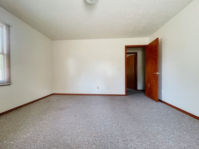 Building Photo - Washer/Dryer Hook Ups