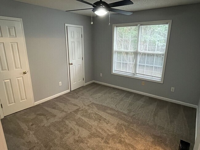 Building Photo - Great 3 Bed, 2 Bath Ranch home in Concord'...