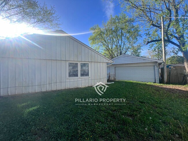 Building Photo - 4-Bedroom Home with Spacious Kitchen & Detached Garage, Available NOW!