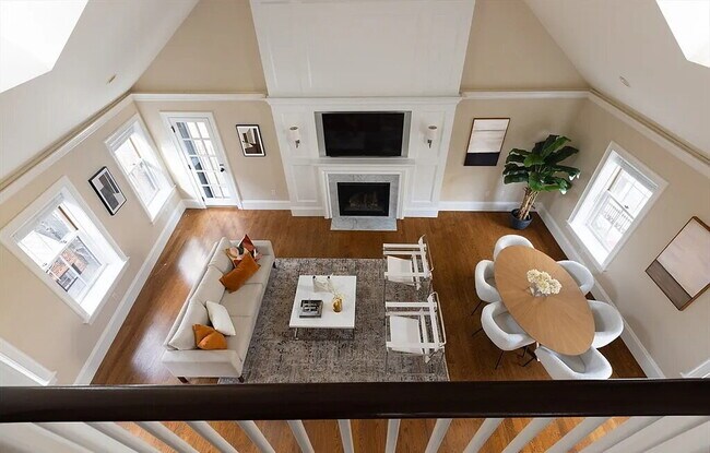 Building Photo - Bright & Spacious Unit with Natural Light