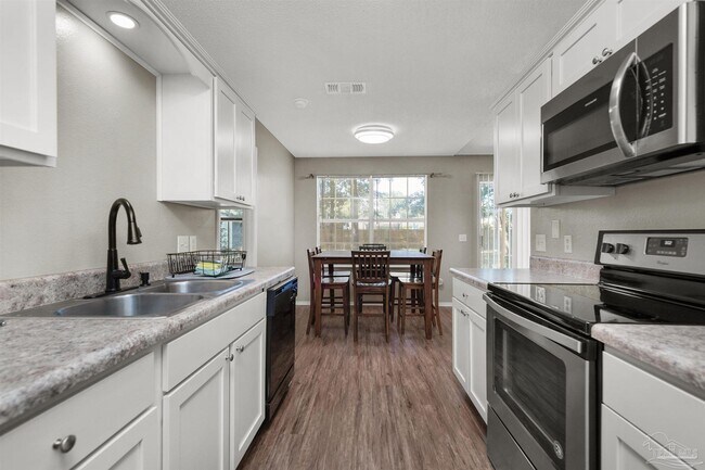 Building Photo - 5499 Chantilly Cir