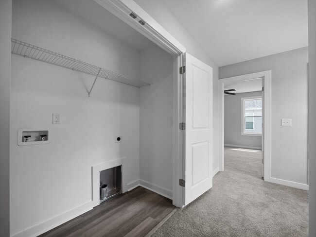 Building Photo - Large 3 story townhome near beach with com...