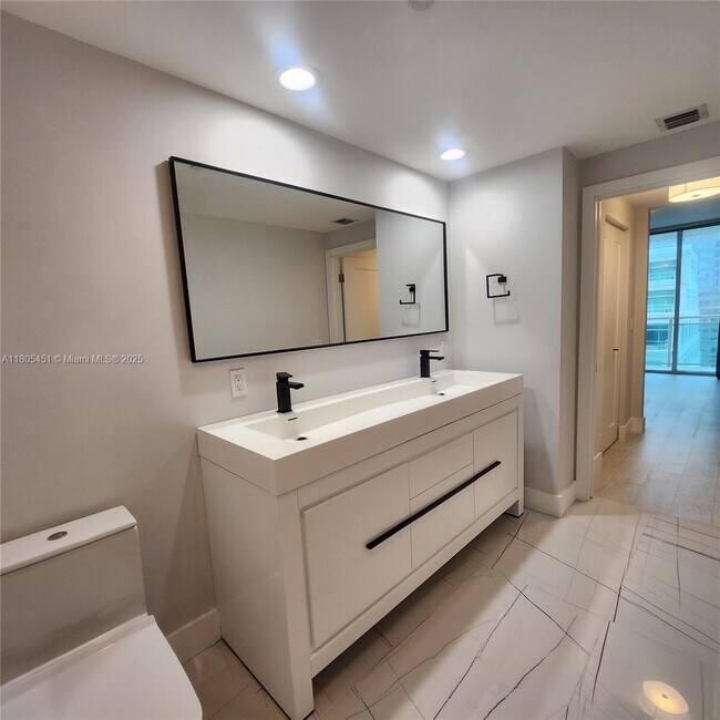 Building Photo - 950 Brickell Bay Dr