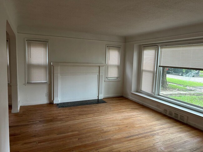 Building Photo - 19356 Westmoreland- 3 BED & 1.5 BATH FOR RENT