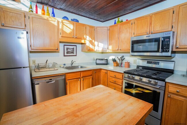 Building Photo - 10 Carriage House Ln