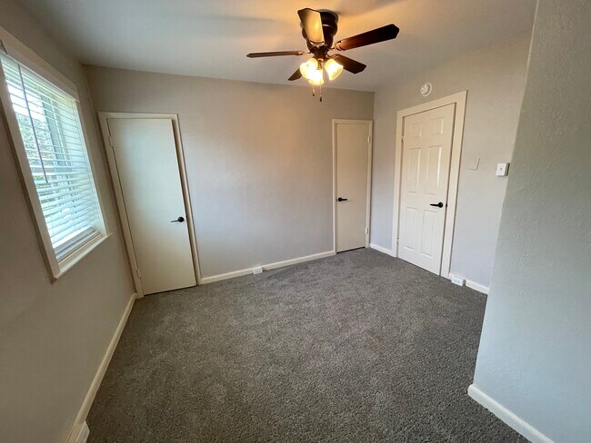 Building Photo - Rogers Ave