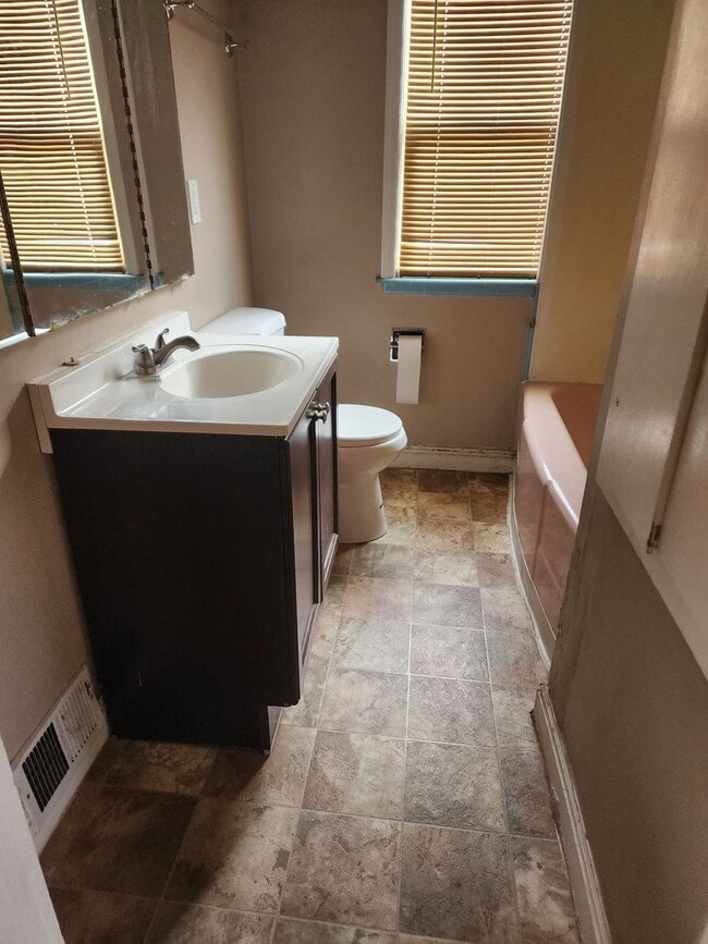 Building Photo - Close to schools and shopping