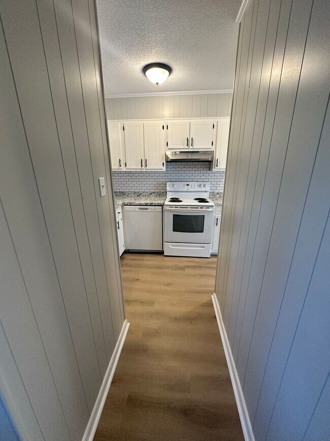 Building Photo - Beautiful 2 Bedroom 1.5 Bath Townhome!