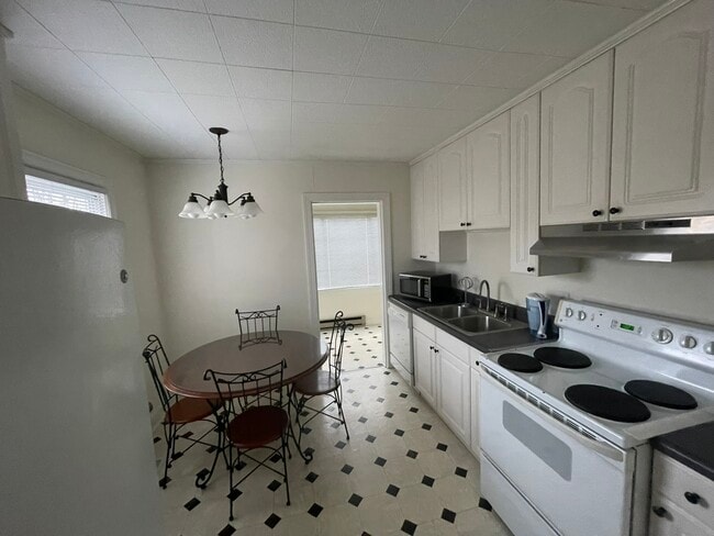 Building Photo - 2727 Stratford Dr