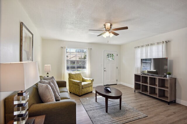 STAGED PHOTO - 813 W Magnolia St