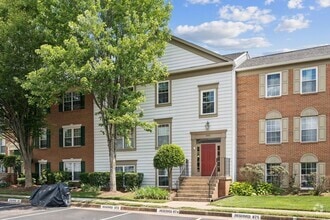 Building Photo - Set in the charming Hunters Square communi...