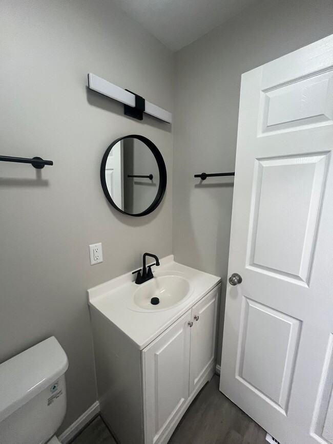 Building Photo - Gorgeous Fully Renovated 4 br/2 bath!