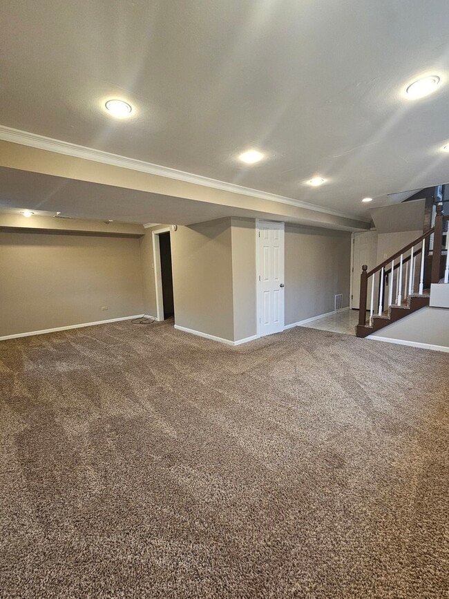 Building Photo - 600 Hawthorne Ln