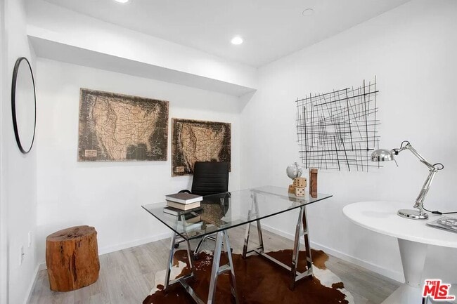 Building Photo - 945 N Oxford Ave