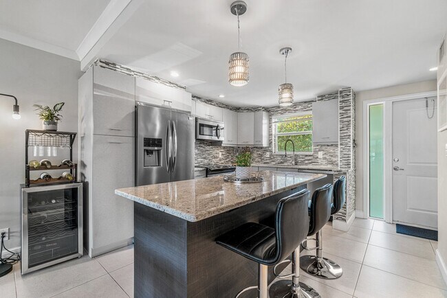 Building Photo - 2311 NE 36th St