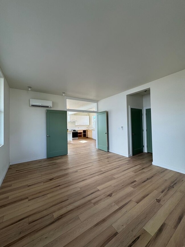 Building Photo - Bright 3BR/3BA with Soaring Ceilings & Lar...