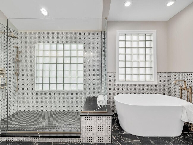 Building Photo - 608 W 55th St