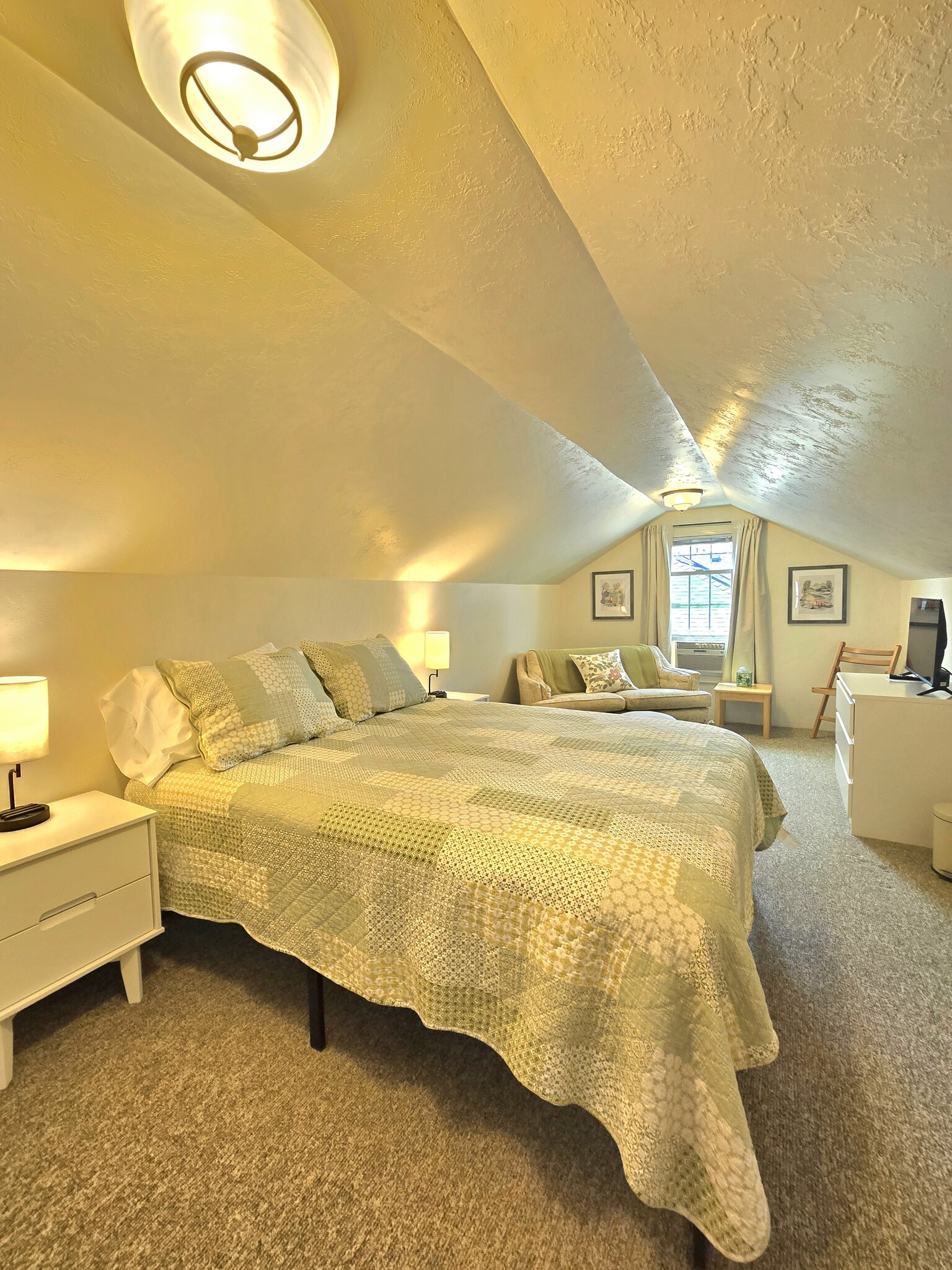 Queen bed, smart TV - 1065 13th St NE