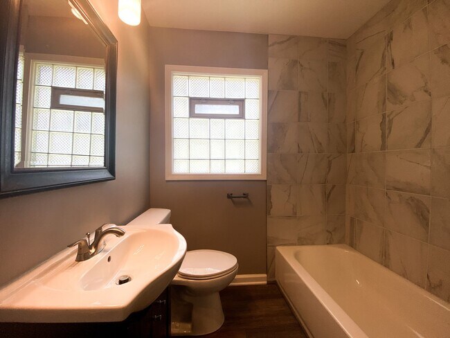 Building Photo - 2 Bedroom Single Family