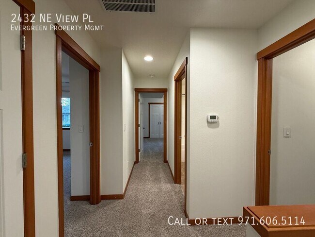 Building Photo - 2432 NE View Pl