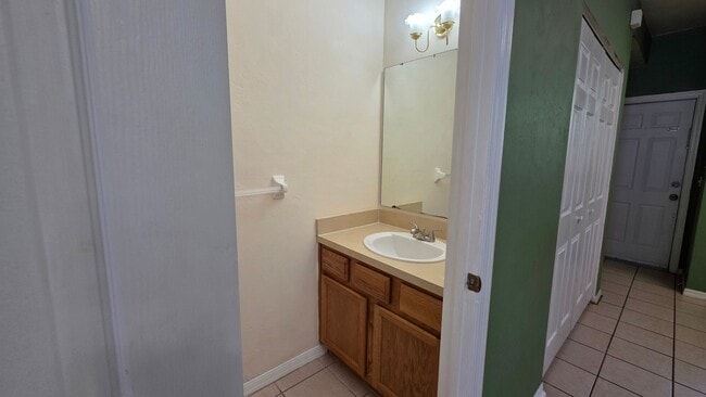 Building Photo - FOR RENT 2 bed 2.5 bath Condominium