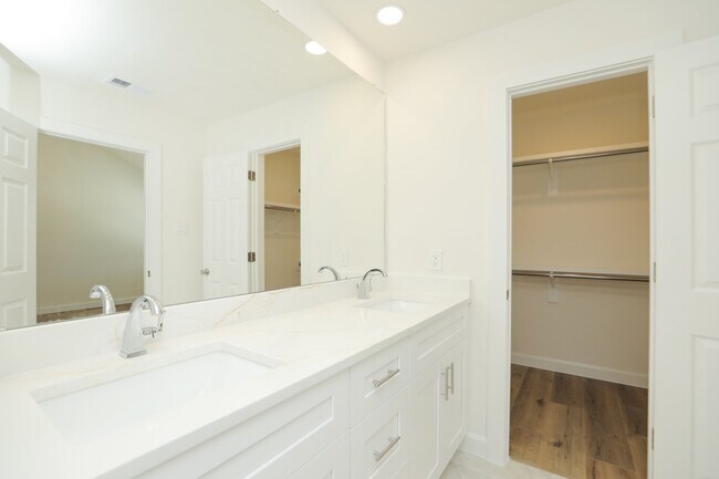 Building Photo - 2050 Augusta Dr