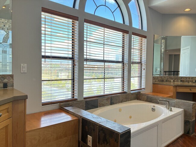 Building Photo - 1000 Columbus St