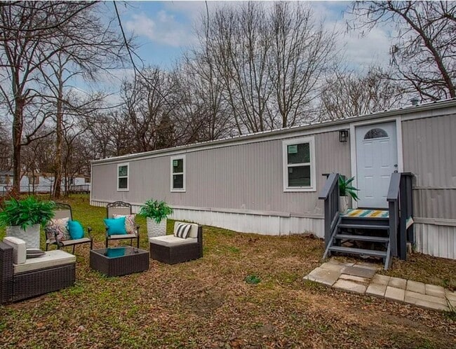 Building Photo - 9874 Lakeshore Dr