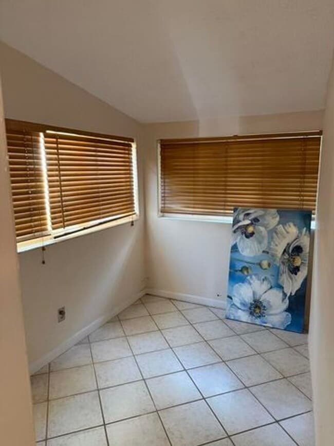 Building Photo - 1014 W Drew St