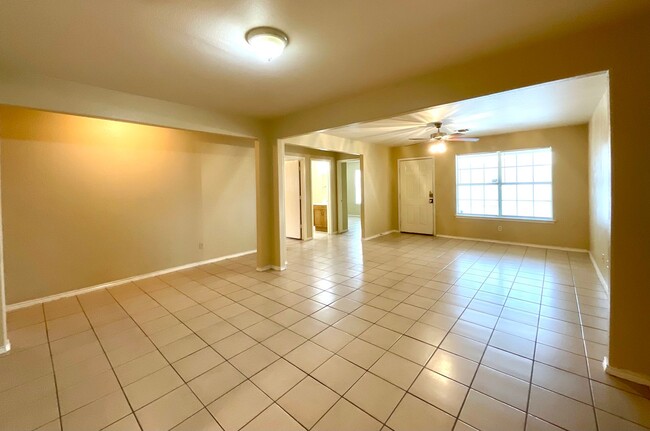 Building Photo - **APPLICATION RECEIVED** **MOVE IN SPECIAL** Charming 3-Bed, 2-Bath Home with Fenced Yard – Pet F...