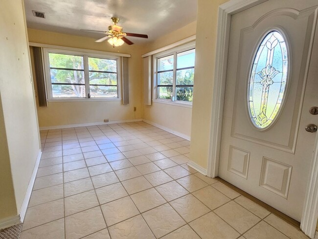 Building Photo - Venice Island – North of Venice Ave - Annual Single Family Home– Minutes from Venice Beach, Mains...