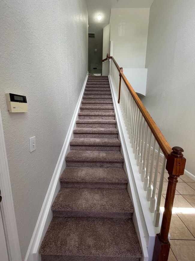 Building Photo - Spacious 3 bedroom, 2.5 bath townhouse in ...