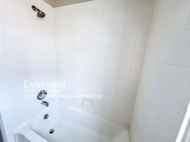 Building Photo - Gorgeous 3-Bedroom Home with Cozy Fireplac...