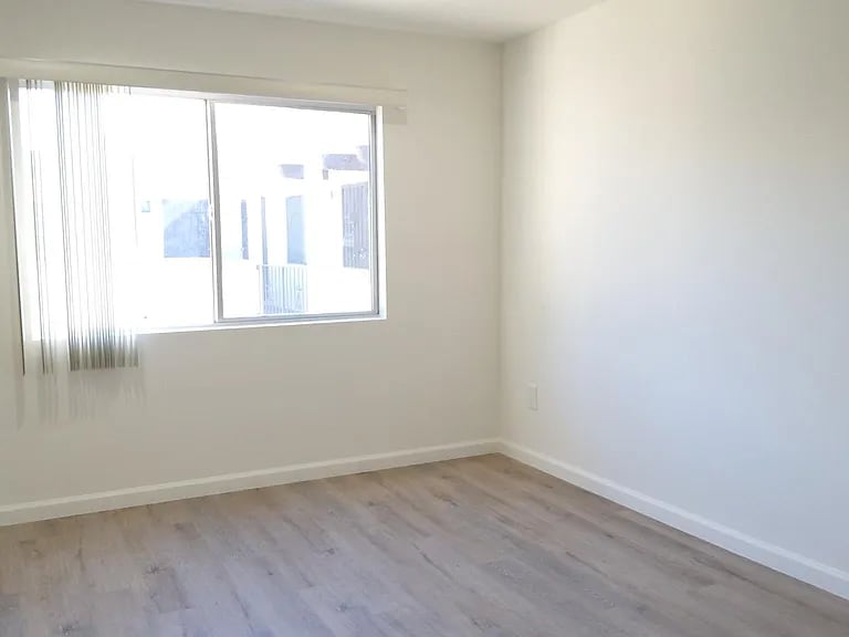 Building Photo - 12928 Moorpark St