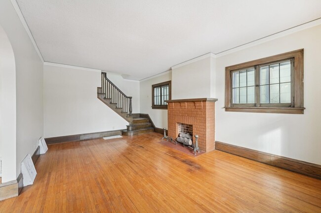 Building Photo - 661 Surrey Ave E